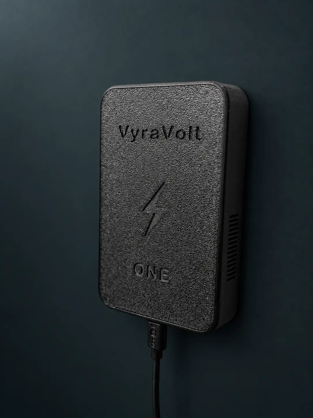 VyraVolt ONE von vorne mit seitlichen Lüftungsschlitzen und Micro-USB-Kabel